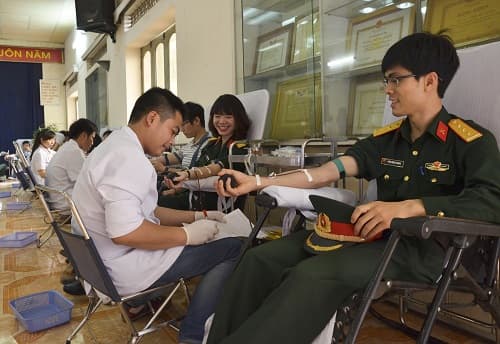 Phối hợp tổ chức hiến máu nhân đạo, giao lưu thể thao