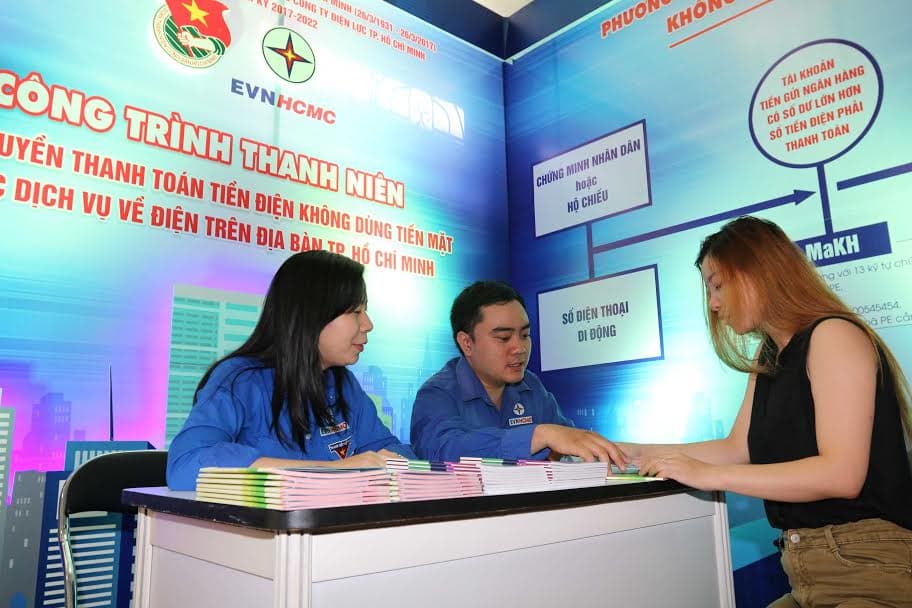 Đẩy mạnh thanh toán tiền điện không dùng tiền mặt