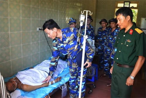 Đảo Nam Yết: Mổ cấp cứu thành công một ngư dân bị bệnh nặng trên biển