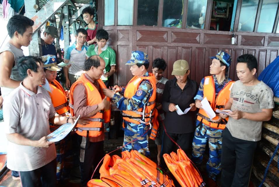 Cảnh sát biển tặng ngư dân Trường Sa áo phao, thực phẩm