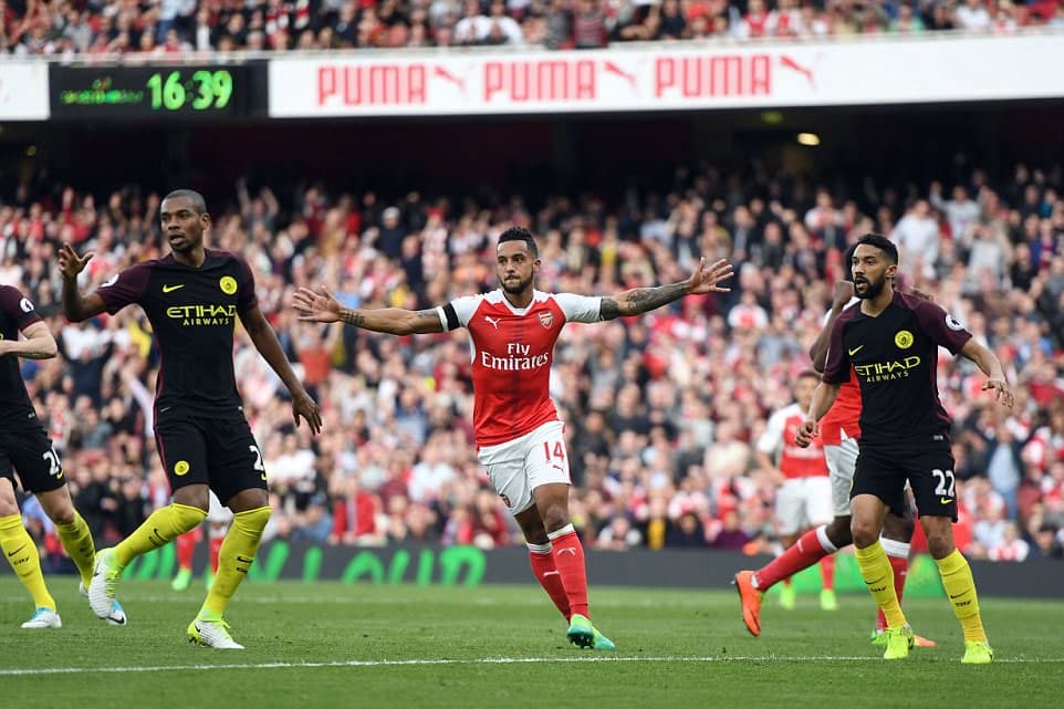 Arsenal chia điểm với Man City trên sân Emirates