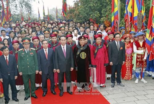 Lòng người thành kính hướng về Đất Tổ