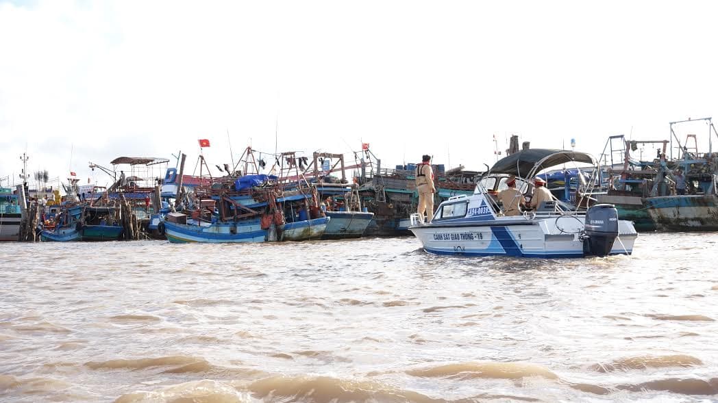 Tích cực tìm kiếm nạn nhân trong vụ chìm ghe biển Gành Hào