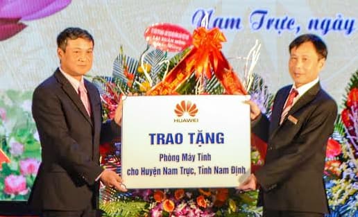 Trao phòng máy tính tặng huyện Nam Trực, tỉnh Nam Định