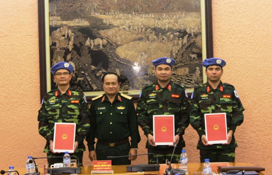 Trao quyết định và giao nhiệm vụ cho sĩ quan lên đường làm nhiệm vụ GGHB Liên hợp quốc