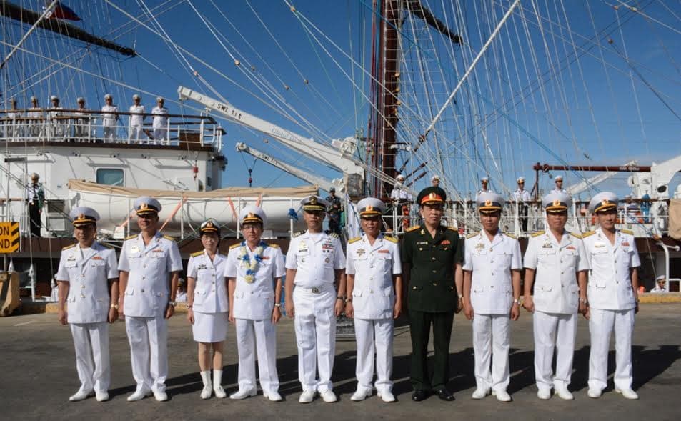 Tàu buồm 286/Lê Quý Đôn thăm Philippines