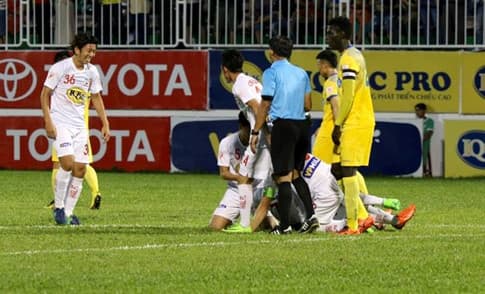 V.League 2017: Trọng tài "bẻ còi", HAGL thua ngược FLC Thanh Hóa