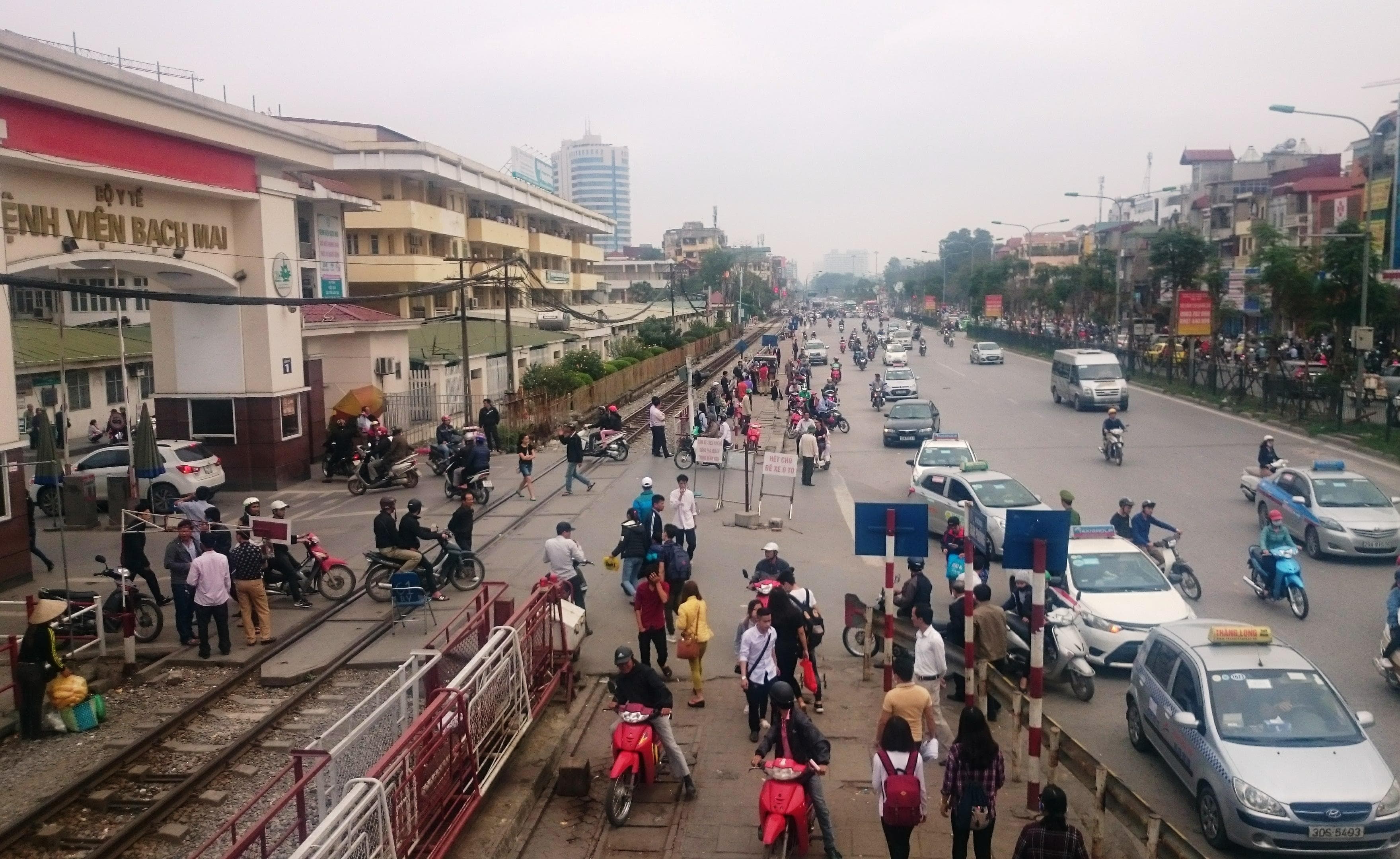 Cổng bệnh viện tắc nghẽn vì chợ tự phát, xe dừng đỗ tràn lan