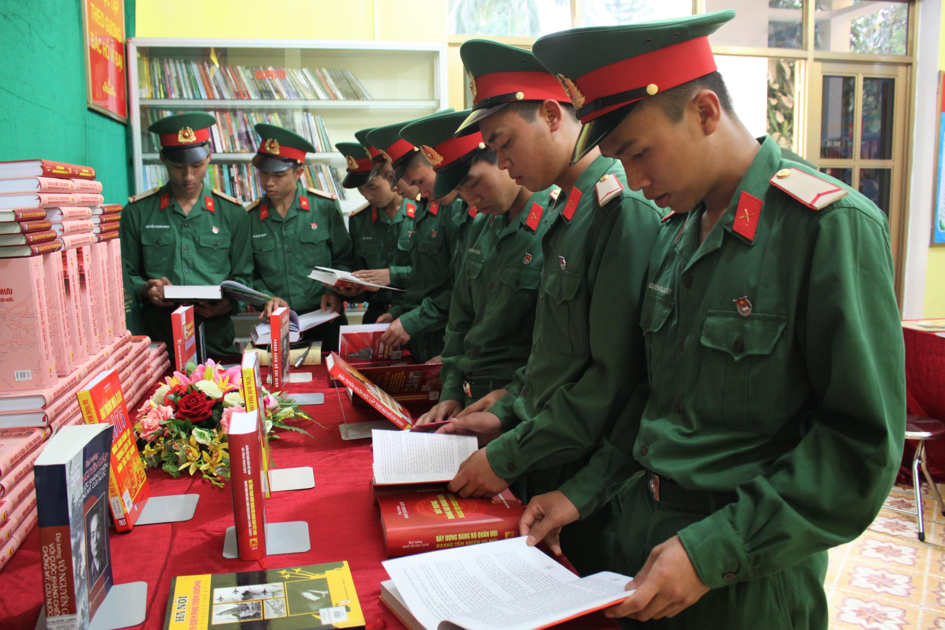 “Tiếp lửa” truyền thống cho chiến sĩ mới