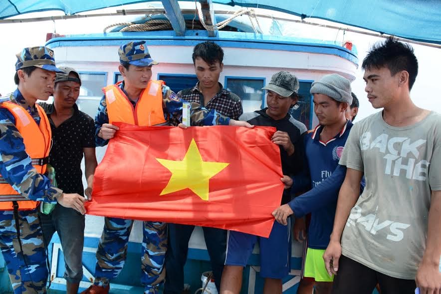 Tàu Cảnh sát biển 8004 kết thúc chuyến tuần tra, kiểm soát thực thi pháp luật tại khu vực Trường Sa và DKI