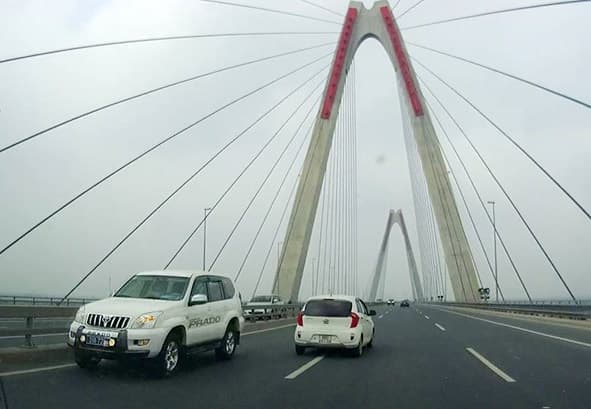 Xử phạt lái xe biển xanh của Bộ Y tế đi ngược chiều trên cầu Nhật Tân