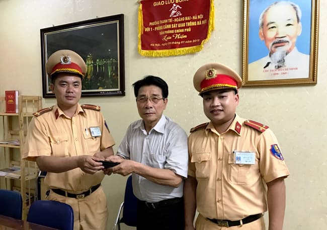 Trung úy Cảnh sát giao thông không tham của rơi