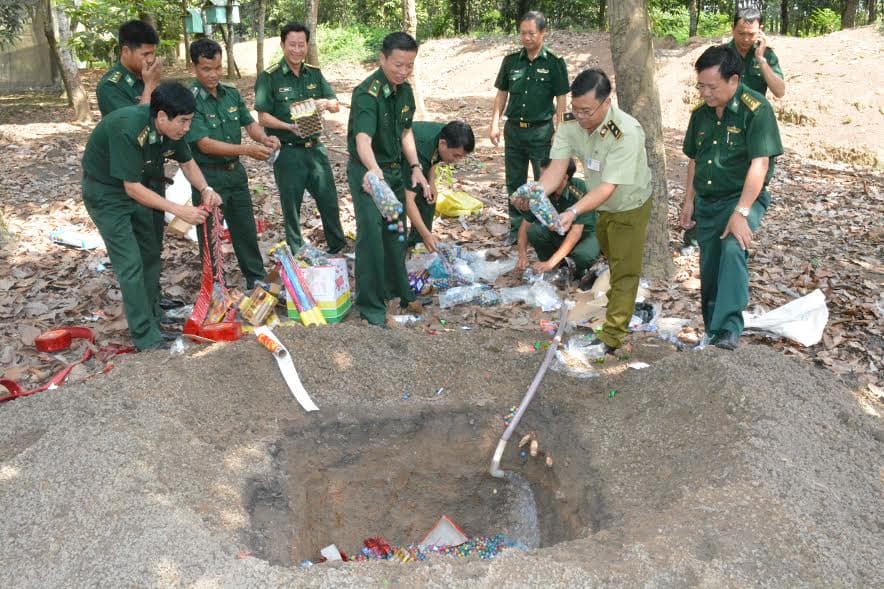 Bộ đội Biên phòng Tây Ninh tiêu hủy 45kg pháo nổ và hơn 2.000 viên pháo các loại