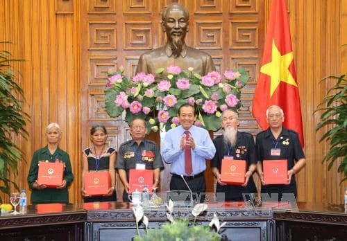 Phó thủ tướng Trương Hòa Bình tiếp đoàn người có công tỉnh Kon Tum