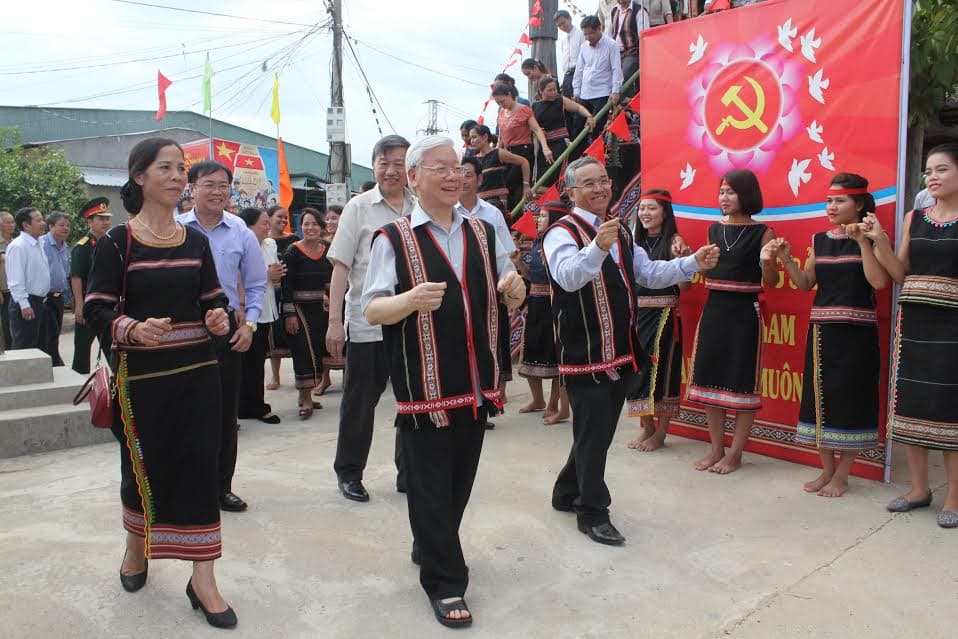 Lòng dân với Đảng bên mái nhà rông…
