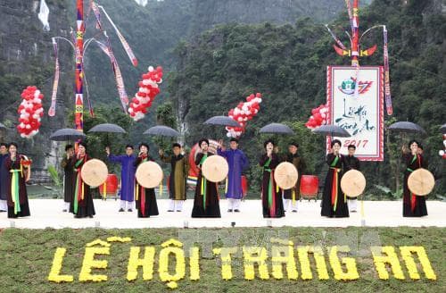 Ninh Bình: Hàng nghìn du khách dự Lễ hội truyền thống Tràng An