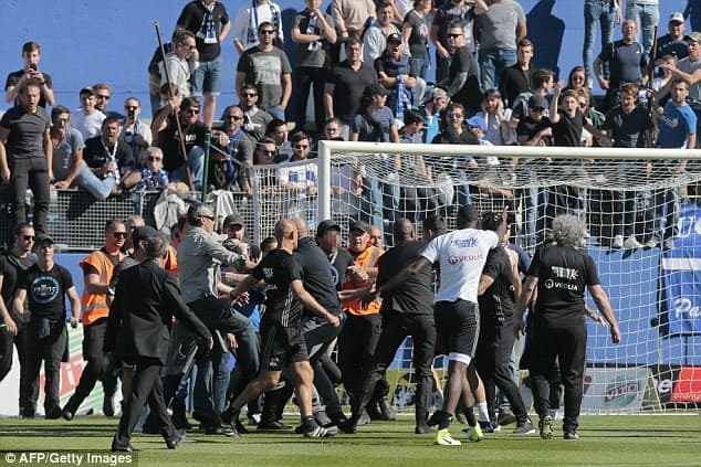 Bạo loạn kinh hoàng: Hàng trăm CĐV xuống sân đánh cầu thủ Lyon