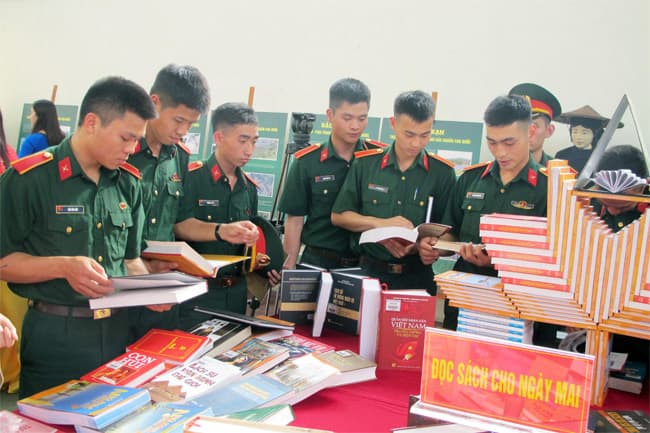 Trường Sĩ quan Chính trị: Triển lãm “Sách và sự phát triển tri thức”