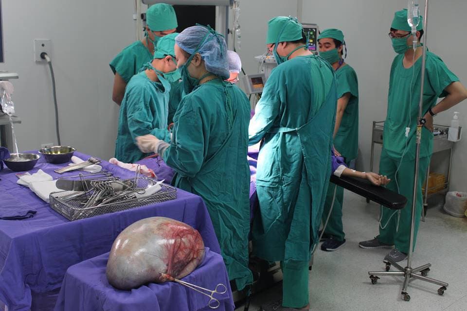 Bệnh viện Sản Nhi tỉnh Quảng Ninh phẫu thuật cắt bỏ khối u nặng hơn 6kg cho bệnh nhân