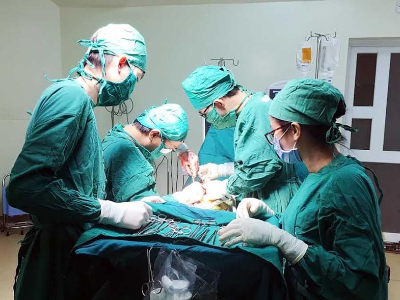 Bệnh viện Xuyên Á: Phẫu thuật thành công giãn phế quản sau lao phổi