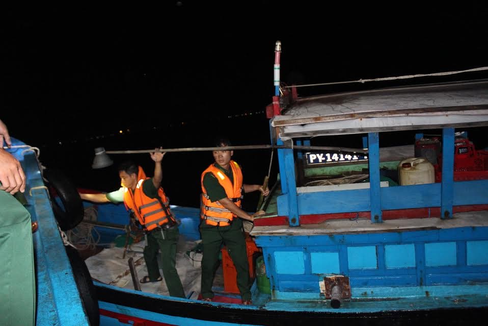 Bắt tàu cá khai thác thủy sản trái phép trên vịnh Cam Ranh