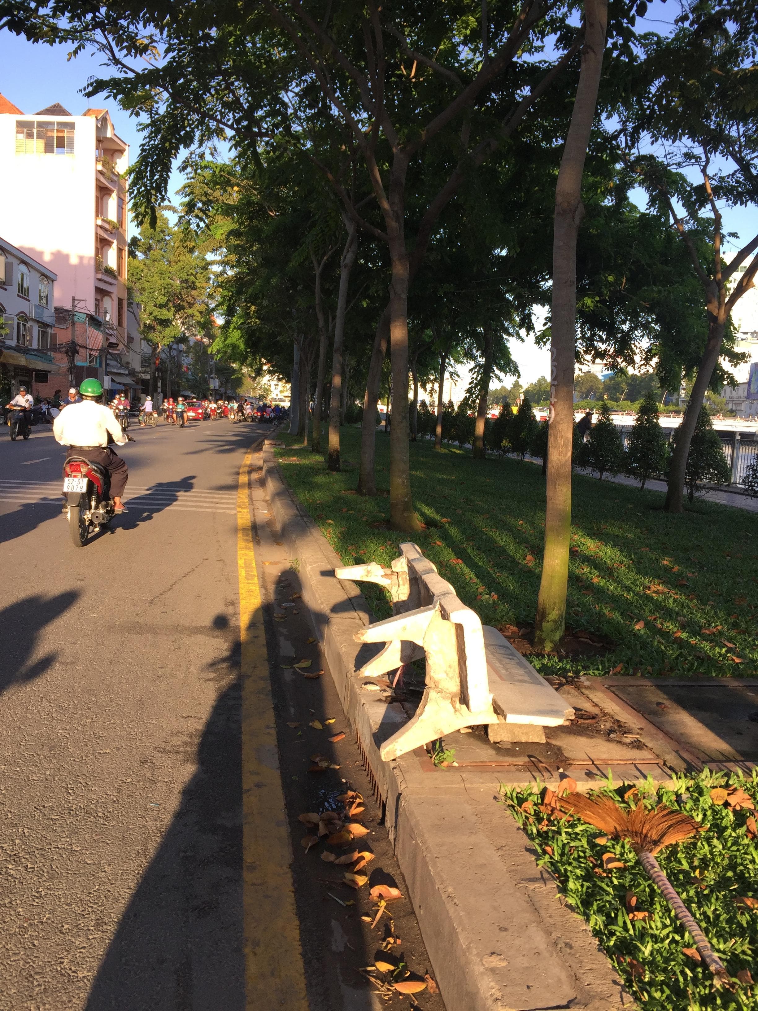Hình ảnh phản cảm cần sớm khắc phục