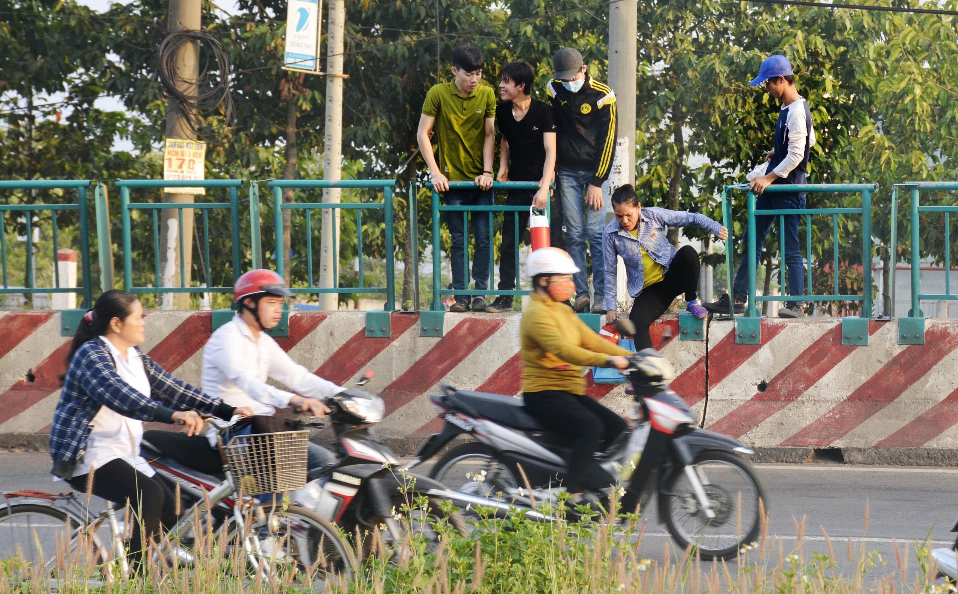 Nguy hiểm khi vượt rào chắn sang đường