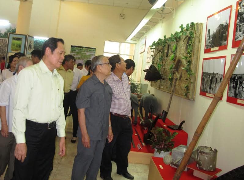 Khai mạc triển lãm ảnh Đại thắng mùa Xuân năm 1975