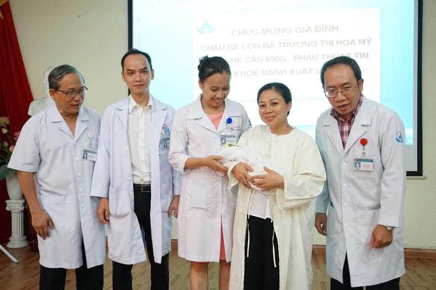 Chăm sóc và phẫu thuật thành công cho trẻ sơ sinh chỉ nặng 850 gram