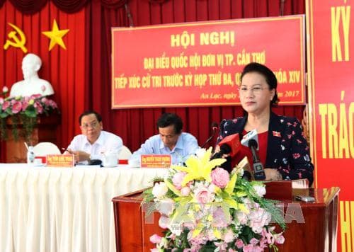 Chủ tịch Quốc hội Nguyễn Thị Kim Ngân tiếp xúc cử tri tại quận Ninh Kiều, Cần Thơ