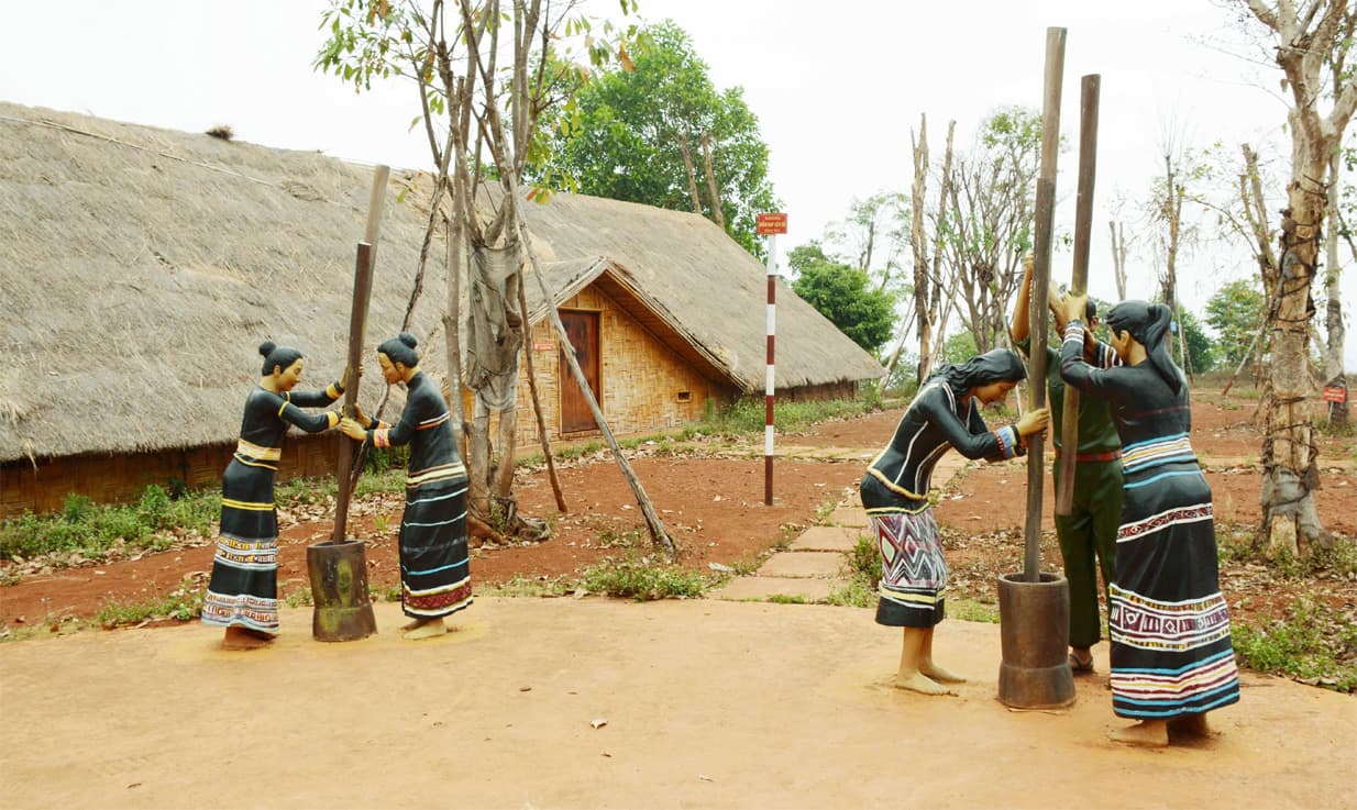 Ngày mới ở Bom Bo