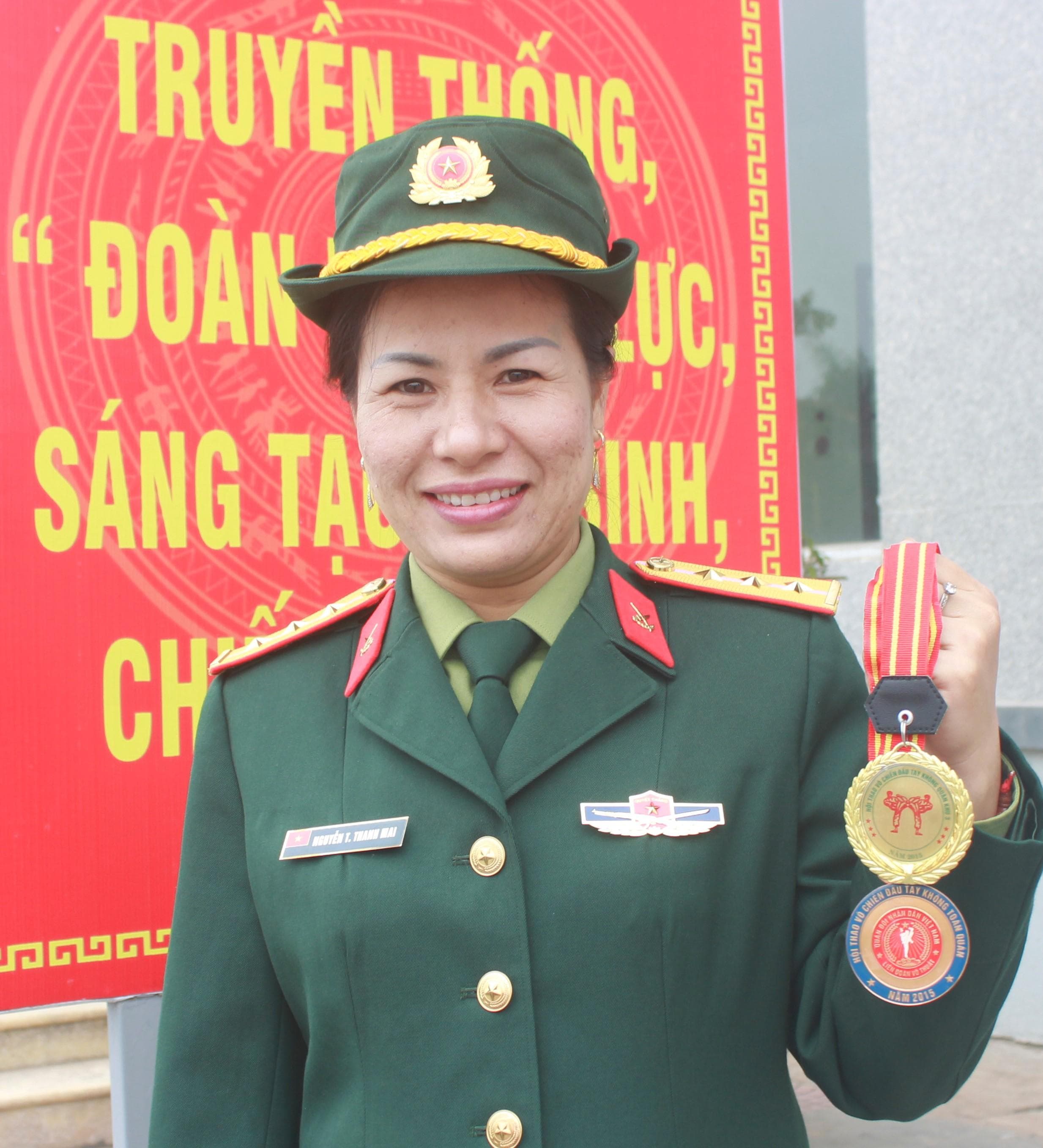 Bông hồng “thép”
