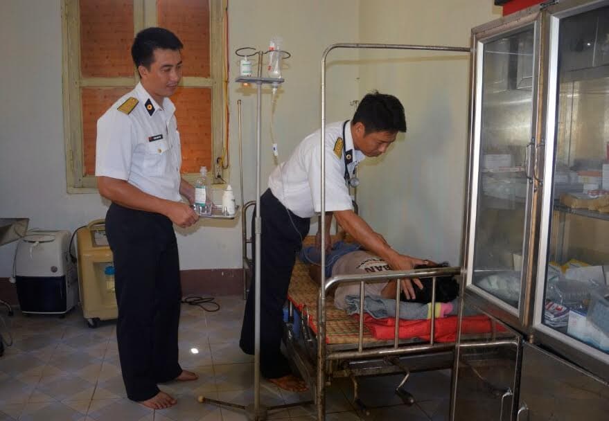 Bệnh xá đảo Sinh Tồn cấp cứu kịp thời ngư dân bị tai nạn trên tàu