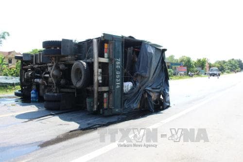 Lật xe tải làm tắc nghẽn quốc lộ 1A