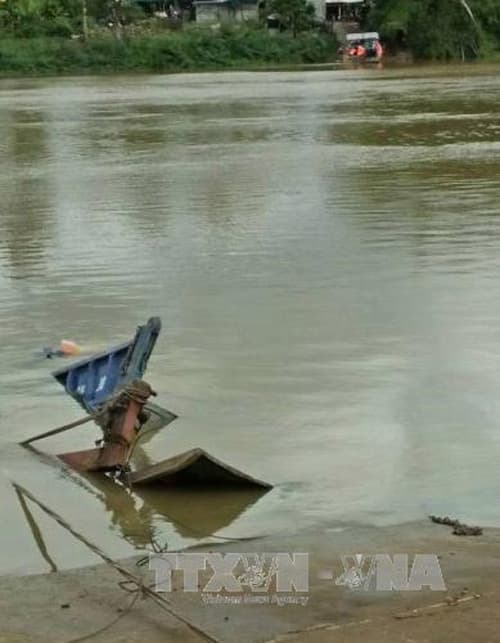 Chìm phà trên sông Đồng Nai, nhiều người thoát nạn
