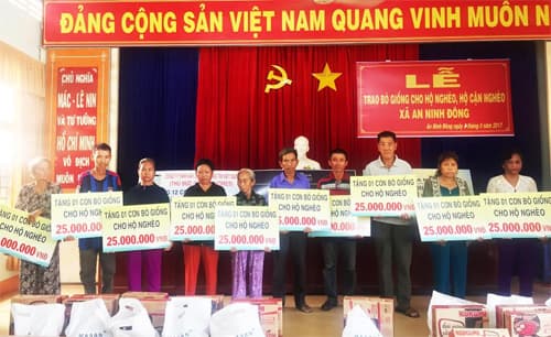 Tập đoàn Novaland trao tặng bò giống cho hộ nghèo tại Long An