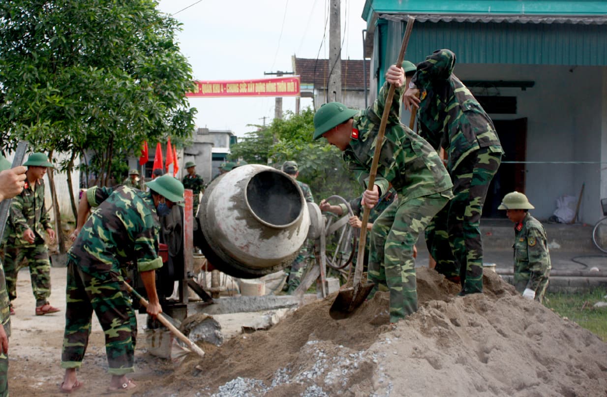 Các anh về rộn ràng xóm nhỏ