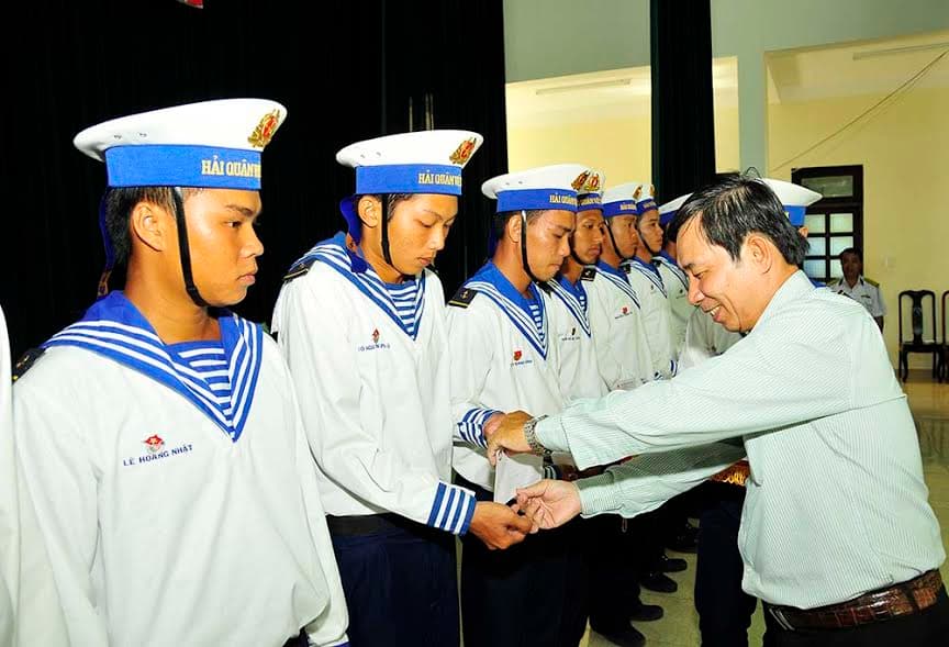 Mặt trận Tổ quốc TP Hồ Chí Minh thăm, tặng quà chiến sĩ mới