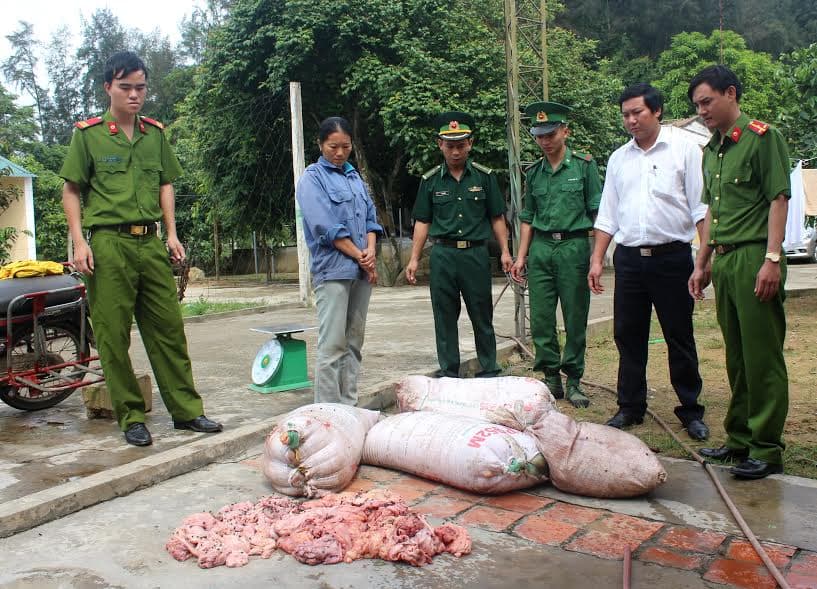 Bắt giữ đối tượng vận chuyển gần 200 kg mỡ và nội tạng động vật bốc mùi hôi thối