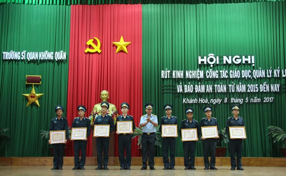 Duy trì nghiêm các chế độ, nề nếp trong tổ chức huấn luyện bay