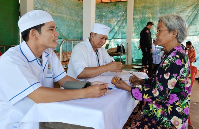 Quân khu 9 tổ chức khám bệnh, cấp thuốc miễn phí, tặng quà nhân dân Campuchia