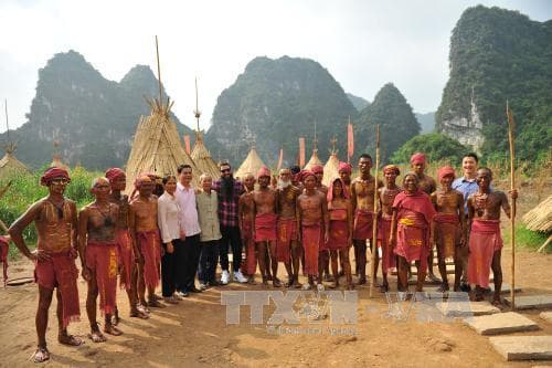 Đại sứ du lịch Việt Nam Jordan Vogt-Roberts thăm lại phim trường Kong: Skull Island tại Ninh Bình