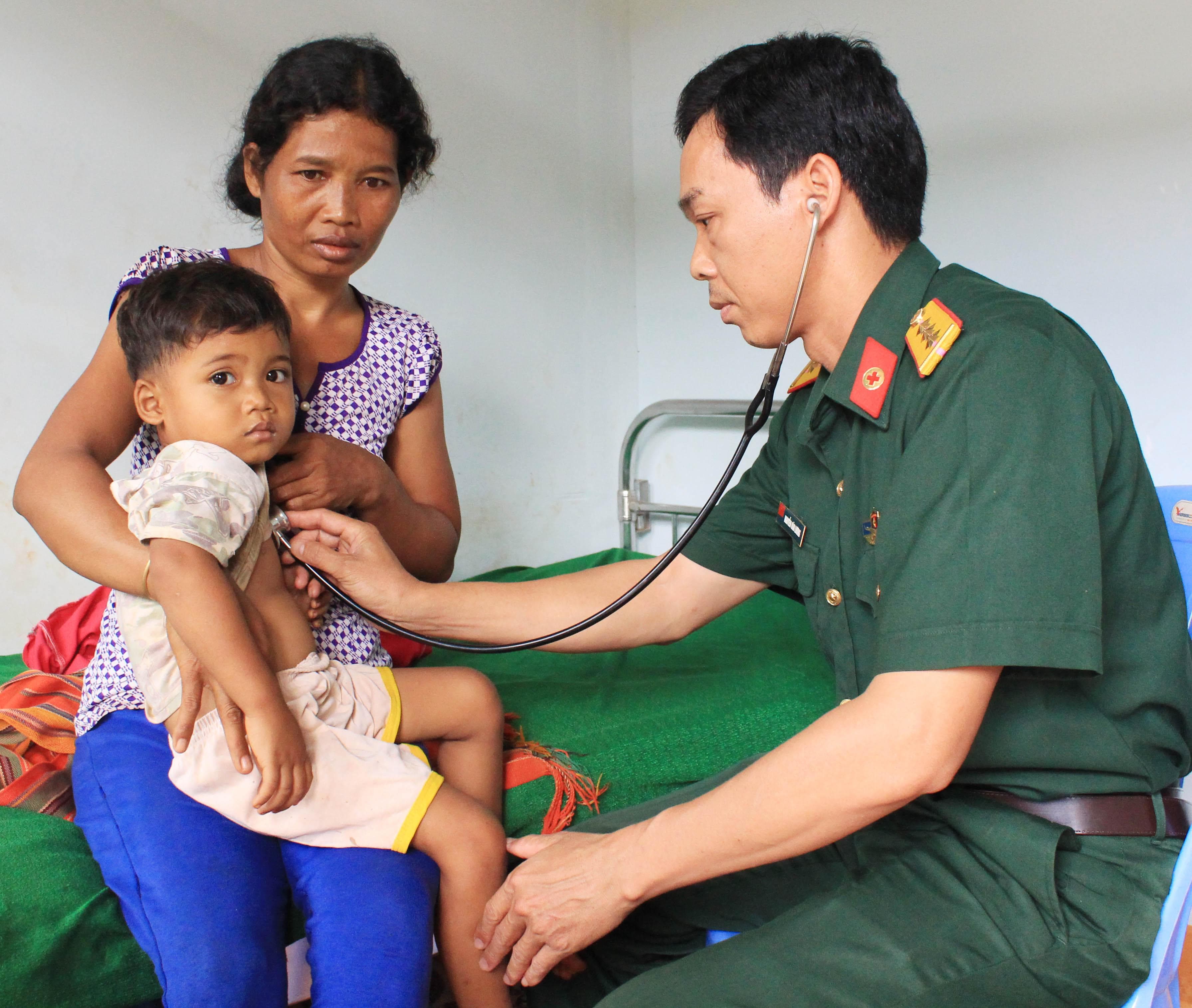 Thầy thuốc quân y của đồng bào S’tiêng