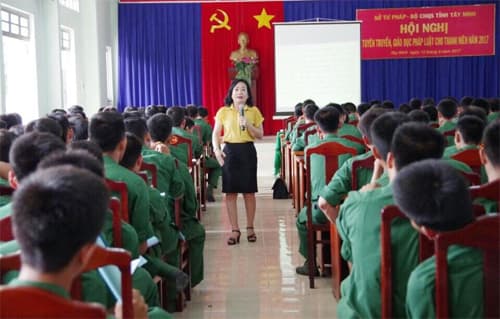 Bộ CHQS tỉnh Tây Ninh tuyên truyền, giáo dục pháp luật cho chiến sĩ mới
