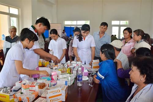 Binh đoàn 16 khám bệnh, tặng quà gia đình chính sách, hộ đồng bào dân tộc thiểu số vùng biên