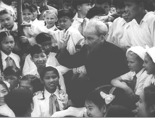 “Hồ Chí Minh trên đất nước Lê-nin”