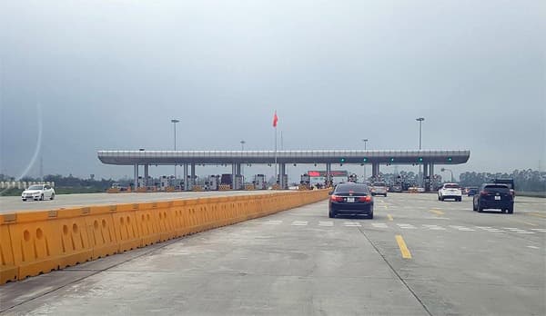 Khẩn trương triển khai thu phí đường bộ điện tử không dừng
