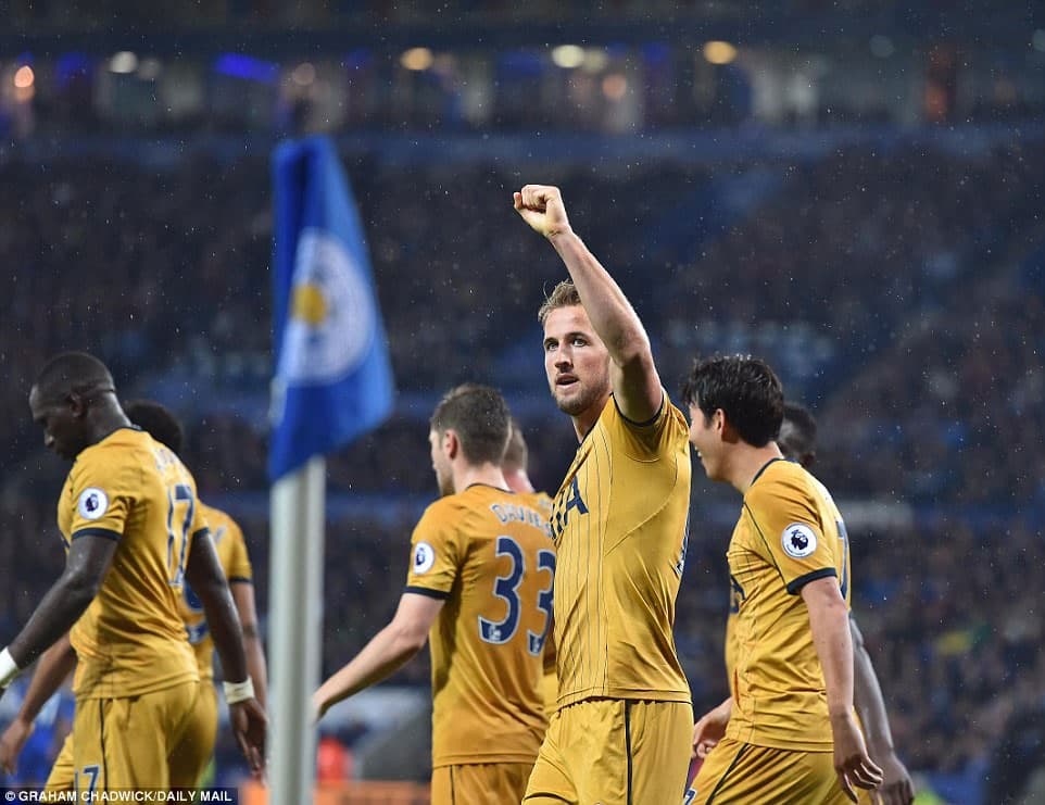 Cú poker của Kane và trận đấu đáng quên của Leicester