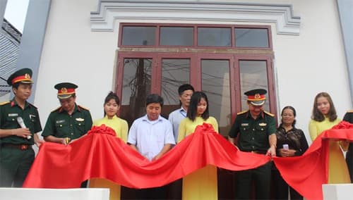Sư đoàn 324 (Quân khu 4): Bàn giao nhà tình nghĩa tặng gia đình giáo dân nghèo xã Sơn Hải