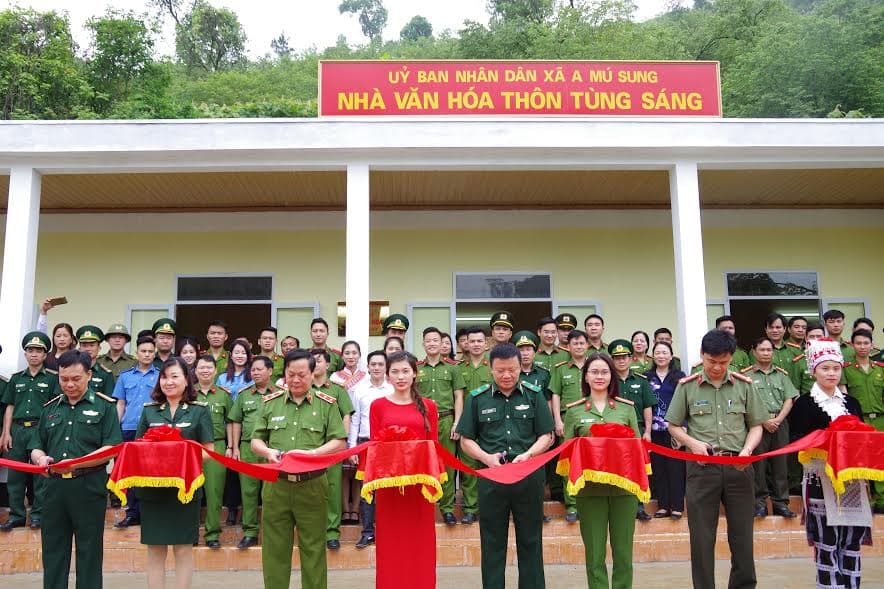 Bàn giao đưa vào sử dụng nhà văn hóa cộng đồng ở khu vực biên giới